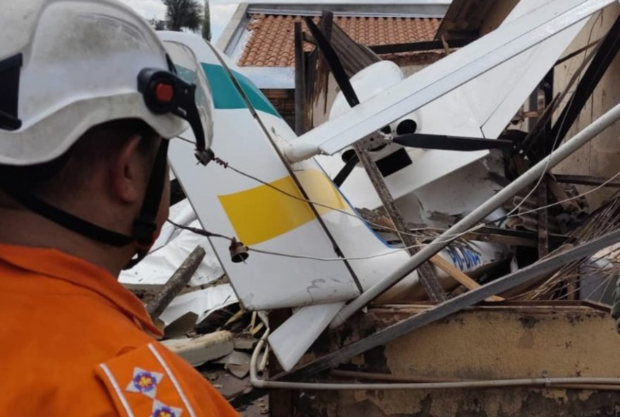 queda-de-aviao-em-goiania3A-video-mostra-estragos-apos-impacto
