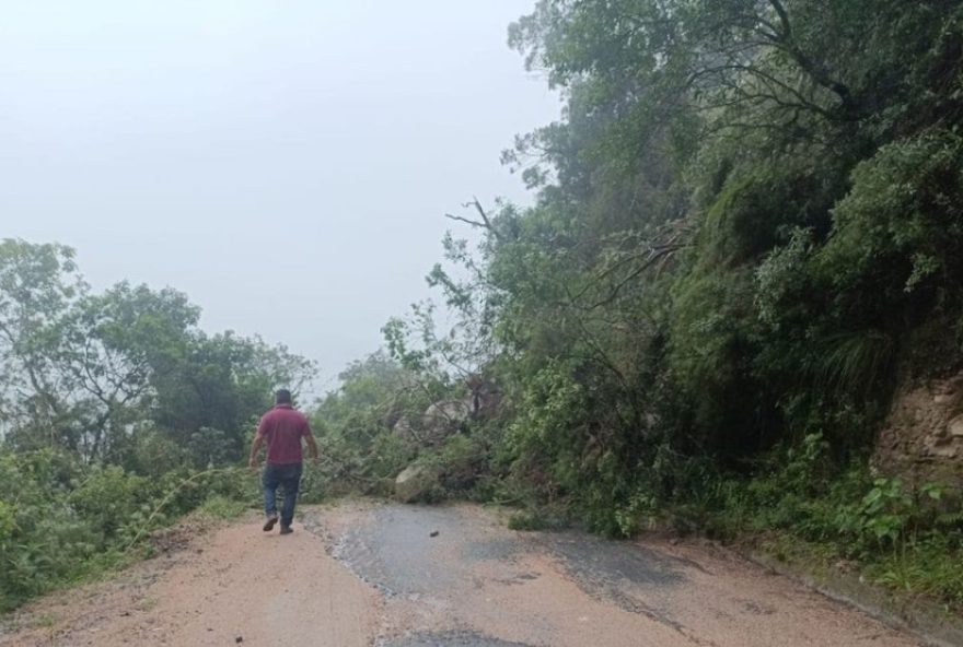 queda-de-barreira-interdita-serra-do-corvo-branco-em-sc-devido-a-chuva