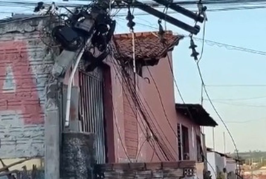 queda-de-poste-de-alta-tensao-deixa-bairros-sem-energia-em-trizidela-do-vale2C-ma