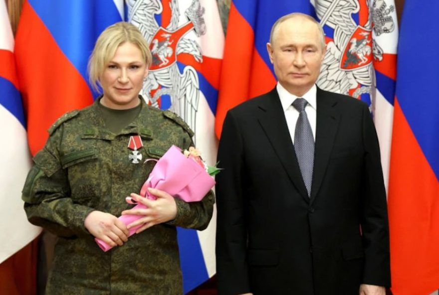 quem-e-a-misteriosa-agente-cornetto-que-acompanha-putin-em-diferentes-disfarces