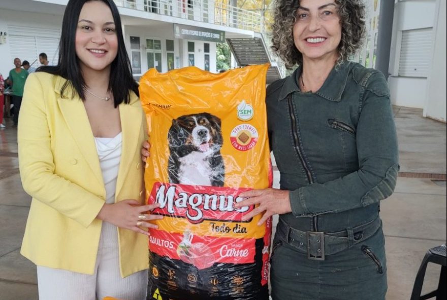 Prefeitura de Goiânia entrega a 52 protetores de animais ração gratuita para cães: investimento total no programa de bem-estar animal é de R$ 1 milhão