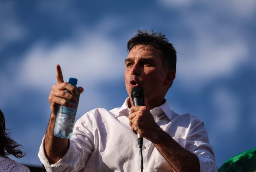 racha-na-familia-bolsonaro3A-flavio-pede-desculpas-a-michelle-apos-encontrar-o-pai