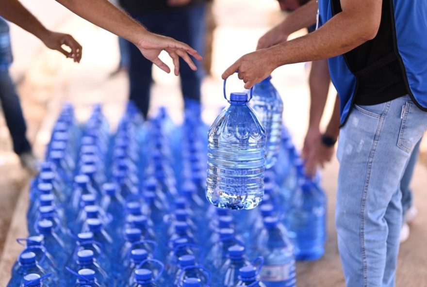 racionamento-de-agua-em-bauru3A-prefeitura-distribui-galoes-para-populacao-abastecida-pelo-rio-batalha.-medidas-para-enfrentar-a-estiagem