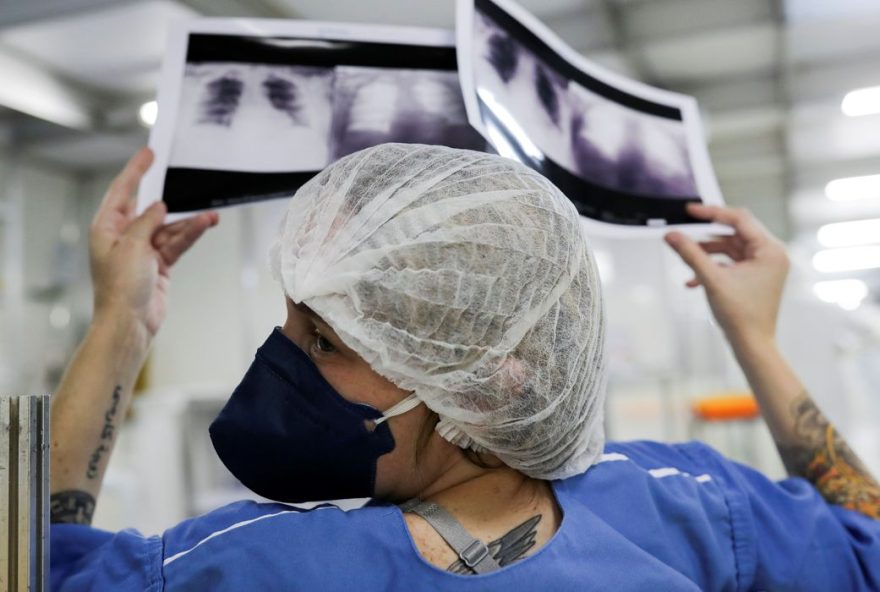 A doutora Luciana Souza compara duas radiografias de tórax diferentes de um paciente enquanto conversa com um colega de um hospital de campanha criado para tratar pacientes que sofrem da doença de coronavírus (COVID-19) em Guarulhos, São Paulo