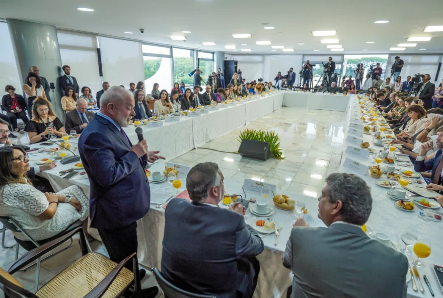 Durante café da manhã com jornalistas no Palácio do Planalto, Lula disse que não quer fazer corte em investimentos em obras. (Foto: Rafa Neddermeyer/Agência Brasil)