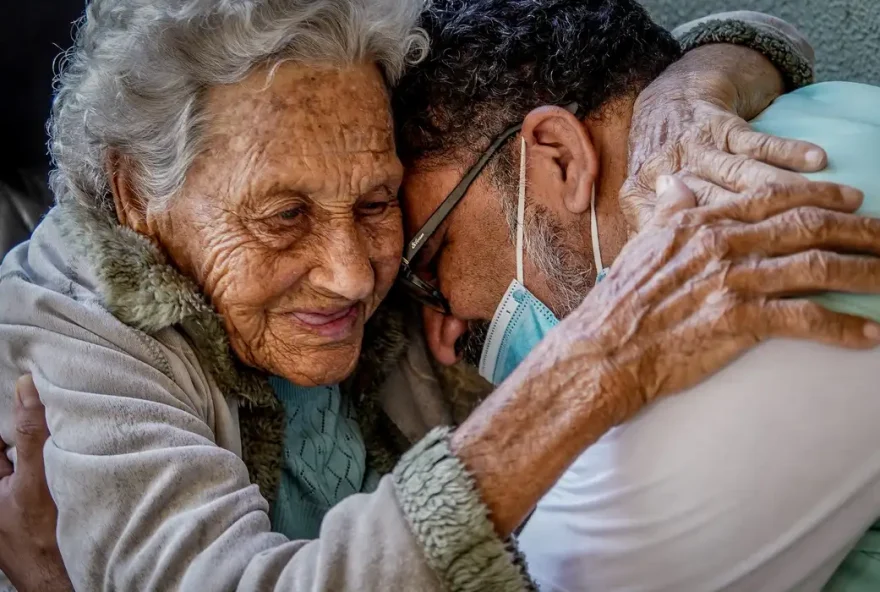 Ao menos 73% dos custos com demência estão com famílias, revela estudo. (Foto: Agência Brasil)