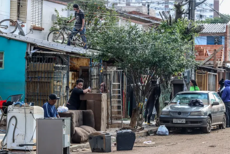 Enchente inutilizou vários pertences de moradores da capital. (Foto: Rafa Neddermeyer/Agência Brasil)