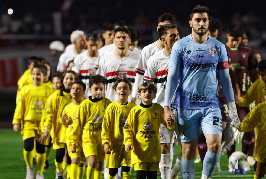 rafael-se-desculpa-por-eliminacao-do-sao-paulo-na-libertadores3A-22queriamos-uma-noite-magica22