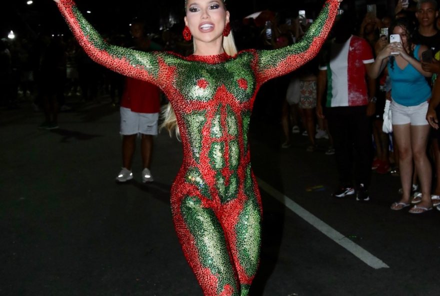 rainha-de-bateria-da-grande-rio-brilha-em-ensaio-de-rua-com-macacao-de-pedrarias-e-estilo-unico rainha-de-bateria-da-grande-rio-brilha-em-ensaio-de-rua-com-macacao-de-pedrarias-e-estilo-unico