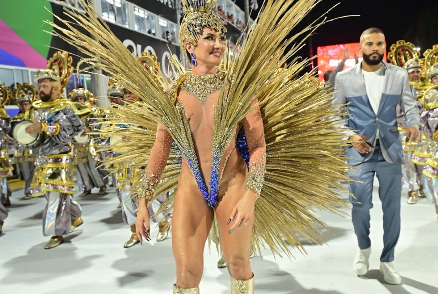 rainha-de-bateria-vanessa-rangeli-brilha-com-fantasia-cavada-e-luzes-na-estreia-da-academicos-de-niteroi-no-grupo-especial-2026 rainha-de-bateria-vanessa-rangeli-brilha-com-fantasia-cavada-e-luzes-na-estreia-da-academicos-de-niteroi-no-grupo-especial-2026