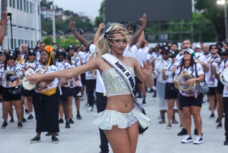rainhas-de-bateria-da-serie-ouro-desfilam-com-fantasias-elaboradas-na-marques-de-sapucai.-conheca-os-destaques-do-evento rainhas-de-bateria-da-serie-ouro-desfilam-com-fantasias-elaboradas-na-marques-de-sapucai.-conheca-os-destaques-do-evento
