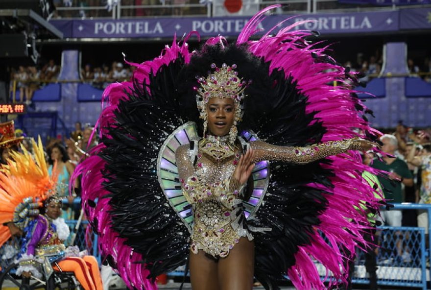 rainhas-de-bateria-do-carnaval-20253A-os-visuais-incriveis-na-sapucai