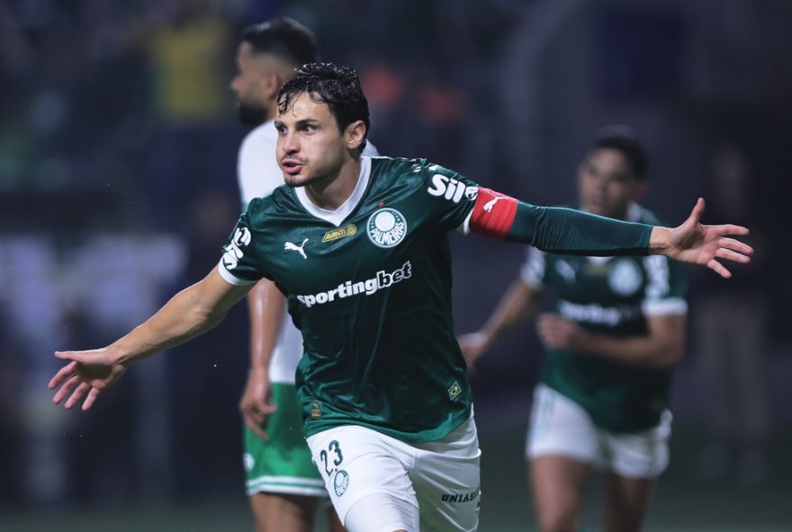 SP - SAO PAULO - 11/10/2025 - BRASILEIRO A 2025, PALMEIRAS X JUVENTUDE - Raphael Veiga jogador do Palmeiras comemora seu gol durante partida contra o Juventude no estadio Arena Allianz Parque pelo campeonato Brasileiro A 2025. Foto: Ettore Chiereguini/AGIF