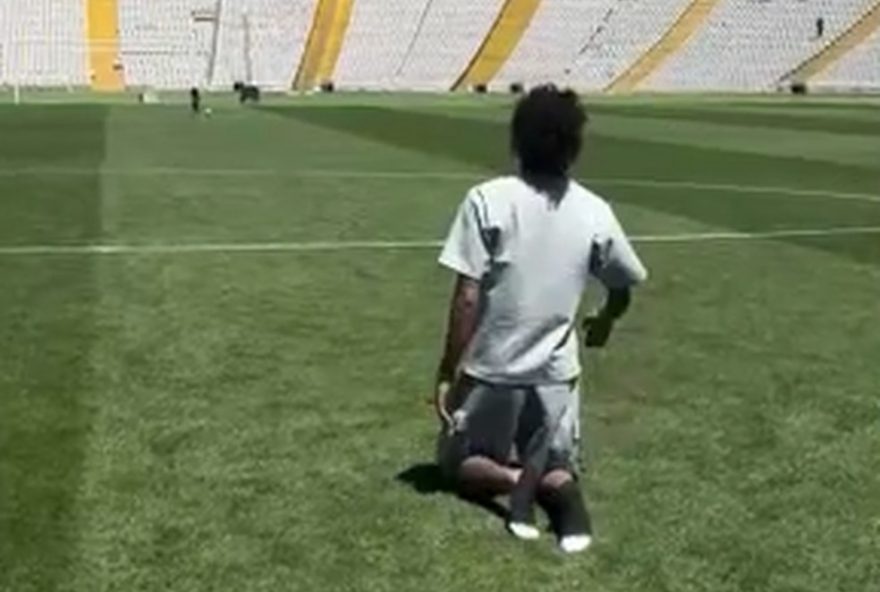 raphinha-emociona-ao-atravessar-estadio-de-montjuic-de-joelhos3A-gesto-simbolico-de-gratidao-e-fe