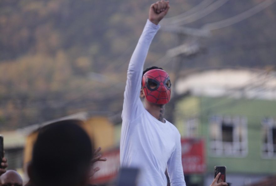 rapper-oruam-deixa-prisao-e-e-recebido-por-multidao-de-fas-avalanche-de-emocao