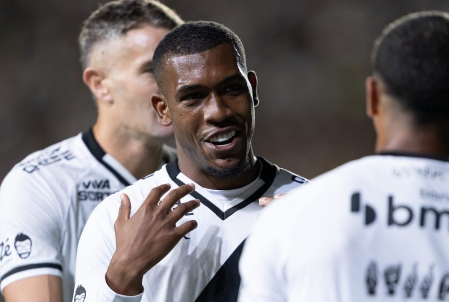 rayan2C-artilheiro-da-era-diniz2C-e-desfalque-do-vasco-contra-bragantino RJ - RIO DE JANEIRO - 27/09/2025 - BRASILEIRO A 2025, VASCO X CRUZEIRO - Rayan jogador do Vasco comemora seu gol durante partida contra o Cruzeiro no estadio Sao Januario pelo campeonato Brasileiro A 2025. Foto: Jorge Rodrigues/AGIF