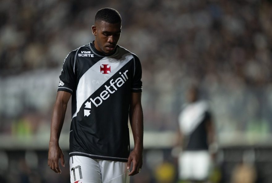 RJ - RIO DE JANEIRO - 02/12/2025 - BRASILEIRO A 2025, VASCO X MIRASSOL - Rayan jogador do Vasco lamenta durante partida contra o Mirassol no estadio Sao Januario pelo campeonato Brasileiro A 2025. Foto: Jorge Rodrigues/AGIF
