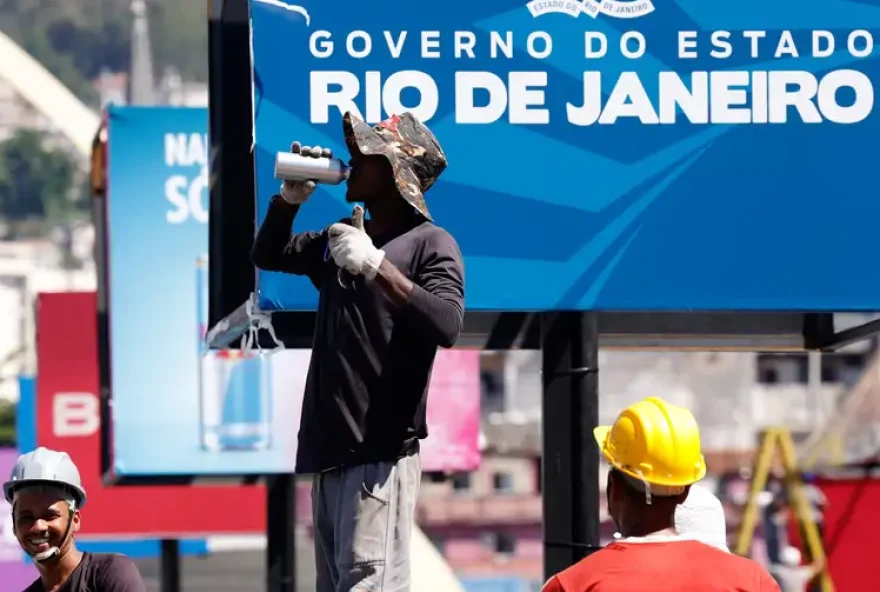 Funcionários trabalham no Sambódromo debaixo de forte calor. Cidade do Rio de Janeiro atinge nível 4 de calor. Marco é caracterizado por temperaturas que podem chegar a 44ºC Foto: Tânia Rêgo/Agência Brasil