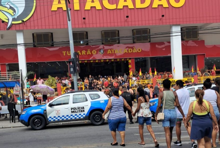 reabertura-tumultuada-do-tubarao-atacadao-em-duque-de-caxias3A-caos-e-desespero-marcam-o-episodio.-confira-os-detalhes reabertura-tumultuada-do-tubarao-atacadao-em-duque-de-caxias3A-caos-e-desespero-marcam-o-episodio.-confira-os-detalhes