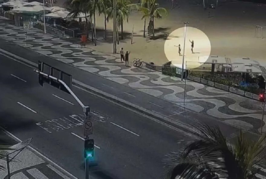 Amigos da Gabriel correm e erguem os braços, em busca de socorro (Foto: Reprodução/TV Globo)