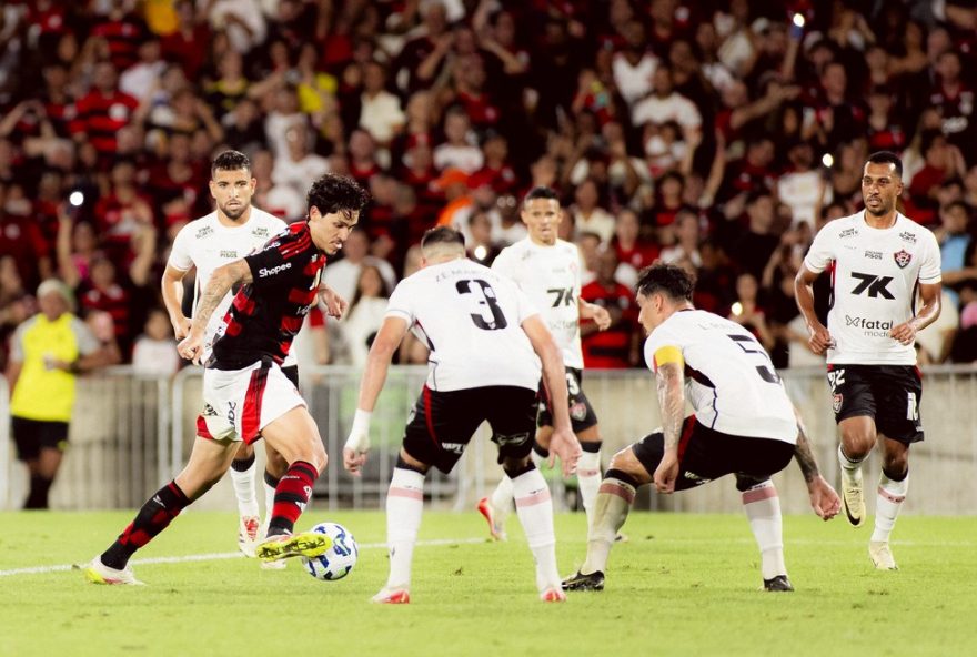 reacoes-incriveis-ao-golaco-de-pedro3A-veja-jogadores-do-flamengo-em-extase-apos-o-elastico-no-vitoria