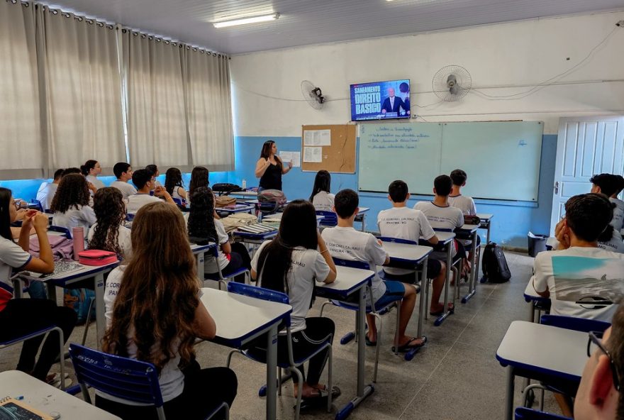 reajuste-de-52C2625-nos-salarios-da-educacao-em-mg-gera-debate-sindical