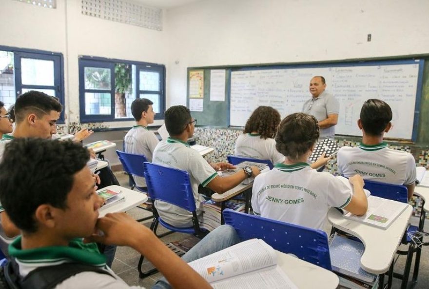 reajuste-de-62C27253A-professores-da-rede-estadual-do-ceara-terao-aumento-no-piso-salarial2C-anuncia-elmano