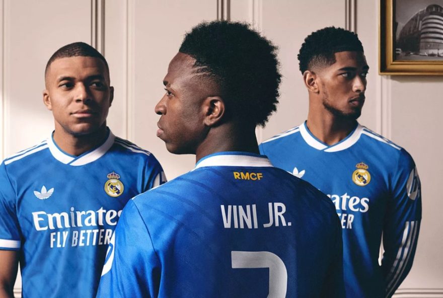 real-madrid-revela-terceiro-uniforme-azul-inspirado-em-memorias-de-la-decima.-bellingham2C-mbappe-e-vini-jr-estampam-camisa-para-a-temporada-20252F26.-prepare-se-para-ver-os-craques-em-acao