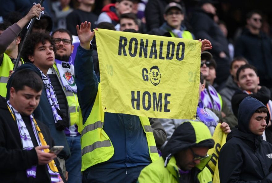 real-valladolid-nao-permite-jogadores-pagarem-ingressos-apos-goleada-de-7-a-13A-protesto-de-torcedores-em-laliga