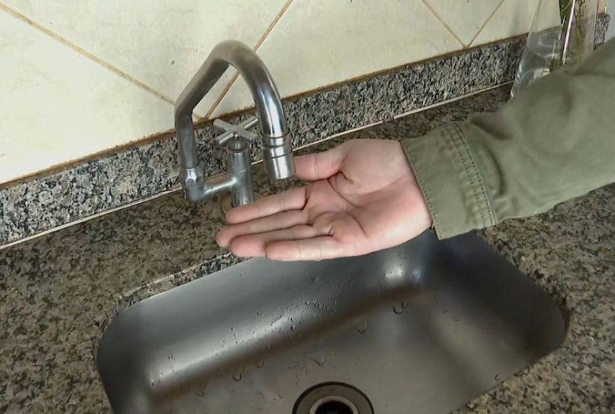 realeza2C-no-parana2C-sofre-com-falta-de-agua-por-contaminacao-do-rio3A-prefeito-e-sanepar-investigam0A