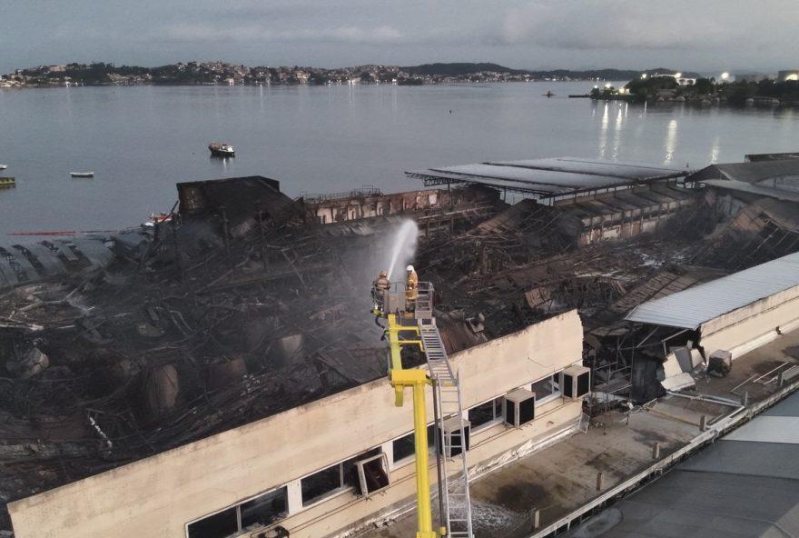 receba-as-ultimas-noticias-do-rio-e-saiba-mais-sobre-o-incendio-na-fabrica-de-oleo-lubrificante-da-cosan-na-ilha-do-governador