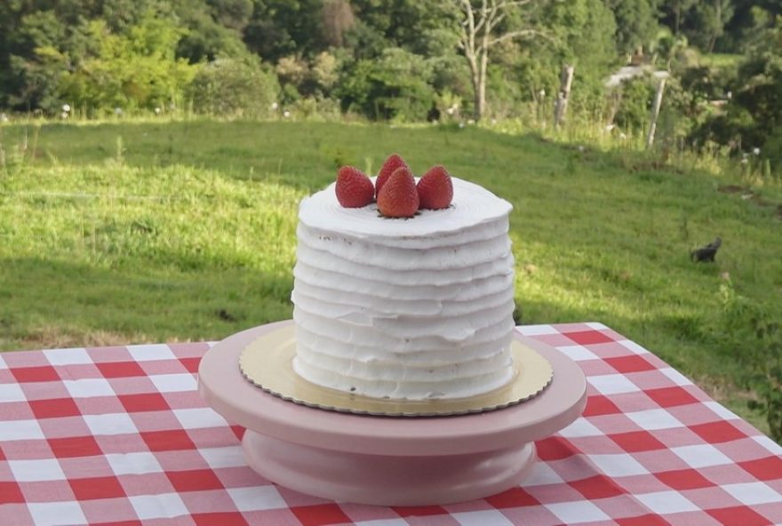 receita-de-bolo-de-morango-com-creme-belga-do-caminhos-do-campo receita-de-bolo-de-morango-com-creme-belga-do-caminhos-do-campo