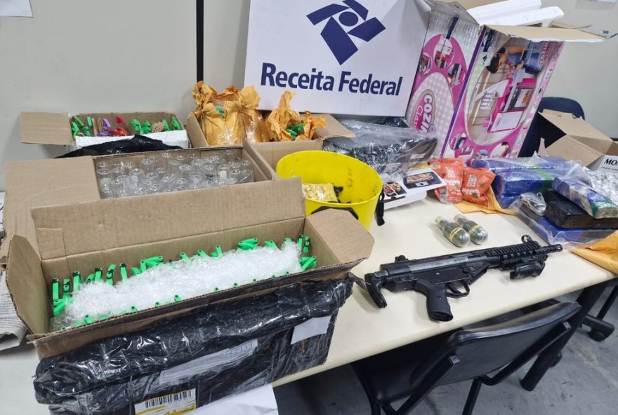 receita-federal-apreende-granadas2C-drogas-e-simulacro-de-fuzil-em-encomendas-para-9-estados-do-brasil