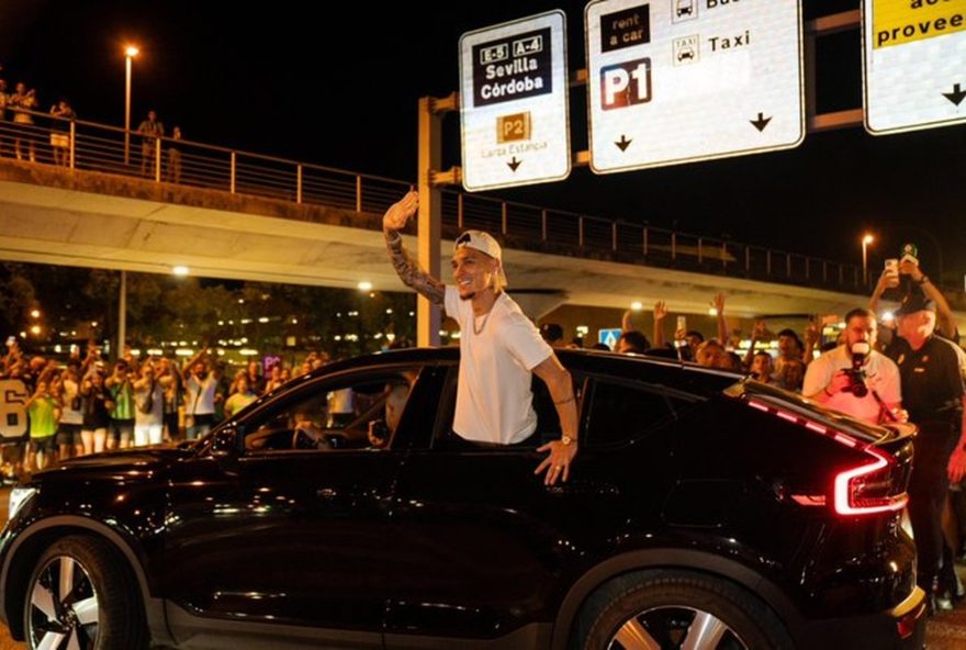 recepcao-calorosa3A-antony-e-recebido-pelos-torcedores-do-betis-no-aeroporto