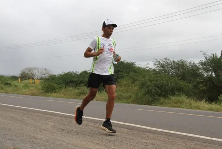 reciclador-de-48-anos-corre-2-mil-km-de-sao-paulo-ate-bahia-em-24-dias