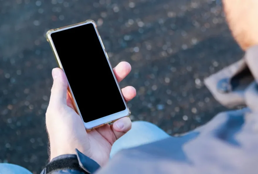 Em 2023, mais de 937 mil roubos e furtos de celular foram computados no Brasil • Tatyana Kosova/GettyImages