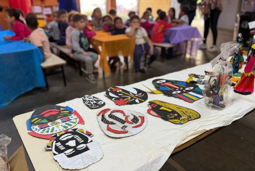 rede-municipal-de-ensino-promove-educacao-antirracista-e-valoriza-cultura-afro-brasileira