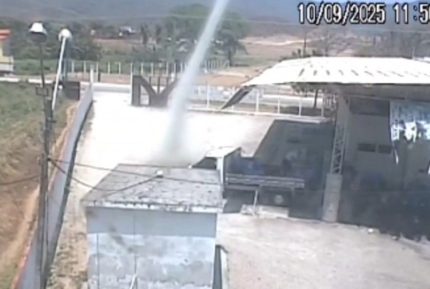 redemoinho-se-forma-na-industria-de-agua-em-tabatinga-ce3A-camera-de-seguranca-registra-fenomeno-peculiar
