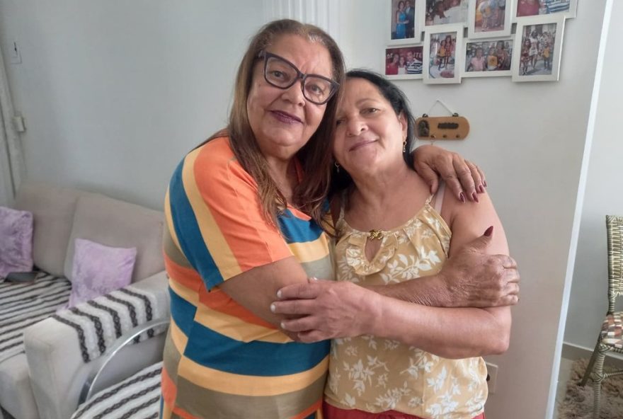 reencontro-emocionante3A-irmas-separadas-na-infancia-se-abracam-apos-65-anos2C-gracas-as-redes-sociais