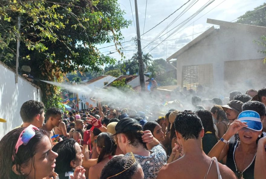 refrescando-folioes3A-moradores-de-olinda-criam-ponto-de-encontro-contra-o-calor-no-carnaval refrescando-folioes3A-moradores-de-olinda-criam-ponto-de-encontro-contra-o-calor-no-carnaval
