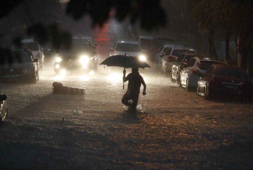 Brasil, São Paulo, SP, 08/01/2020. Pedestre atravessa ponto de alagamento no cruzamento das ruas Aspicuelta com Simpatia, na Vila Madalena, na zona oeste de São Paulo, em decorrência das fortes chuvas na capital paulista. - Crédito:ALEX SILVA/ESTADÃO CONTEÚDO/AE/Código imagem:228182