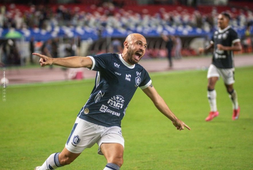 regis-volta-ao-remo-com-passe-para-gol-e-mira-seis-pontos-nos-confrontos-diretos-da-serie-b