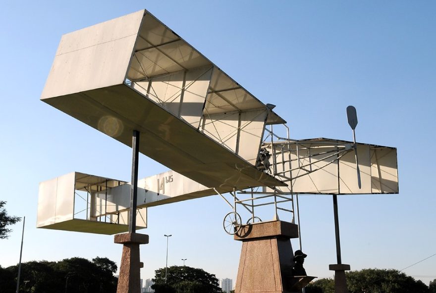 reinstalacao-da-replica-do-14-bis-de-santos-dumont-na-praca-campo-de-bagatelle2C-em-sao-paulo3A-saiba-mais-sobre-o-retorno-historico