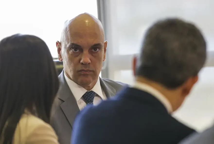 Bolsonaro pede afastamento de Moraes de inquérito sobre golpe