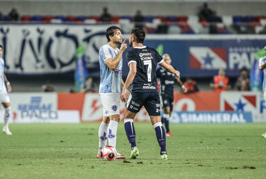 PA - BELEM - 07/05/2025 - PARAENSE 2025, REMO X PAYSANDU - Giovani Pavani jogador do Remo discute com jogador Leandro Vilela do Paysandu durante partida no estadio Mangueirao pelo campeonato Paraense 2025. Foto: Marcos Junior/AGIF