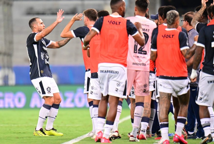 remo-e-recebido-com-festa-em-belem-apos-vitoria-sobre-o-cuiaba MT - CUIABA - 24/10/2025 - BRASILEIRO B 2025, CUIABA X REMO - jogadores do Remo comemoram gol com jogadores do seu time durante partida contra o Cuiaba no estadio Arena Pantanal pelo campeonato Brasileiro B 2025. Foto: Francisco Alves/AGIF