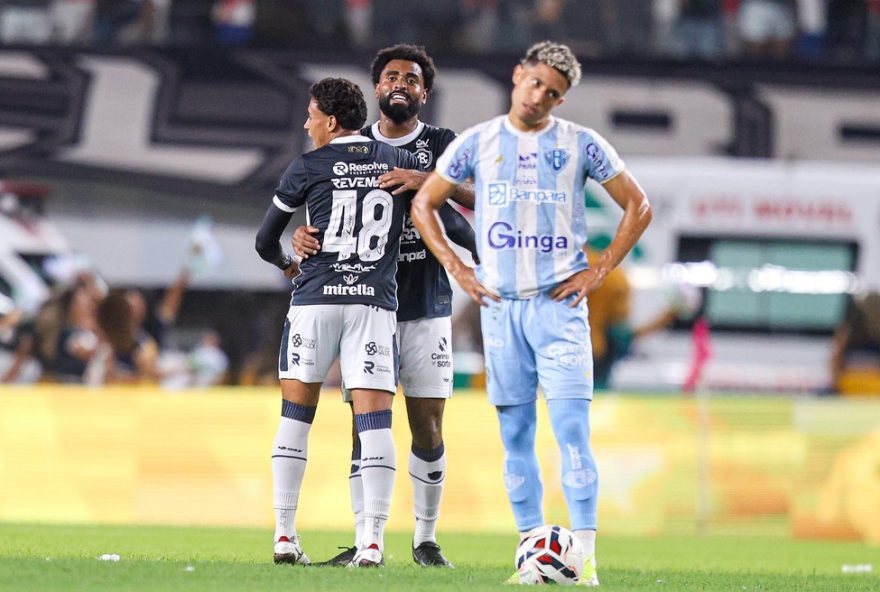 remo-se-destaca-na-serie-b-e-segue-rumo-ao-acesso2C-enquanto-paysandu-luta-contra-o-rebaixamento-em-2026 PA - BELEM - 14/10/2025 - BRASILEIRO B 2025, PAYSANDU X REMO - Caio Vinicius  jogador do Remo comemora seu gol durante partida contra o Paysandu no estadio Mangueirao pelo campeonato Brasileiro B 2025. Foto: Fernando Torres/AGIF