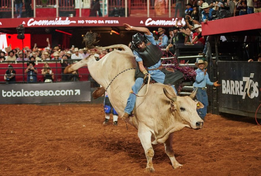 renan-alves-de-orlandia-surpreende-e-vence-liga-nacional-de-rodeio-em-barretos-2025