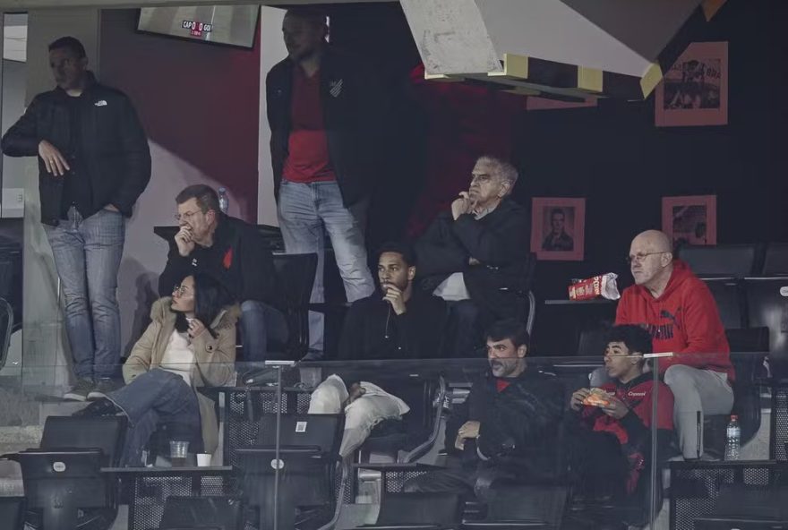 renan-lodi-assiste-jogo-do-athletico-na-arena-em-meio-a-duvidas-sobre-futuro-no-al-hilal