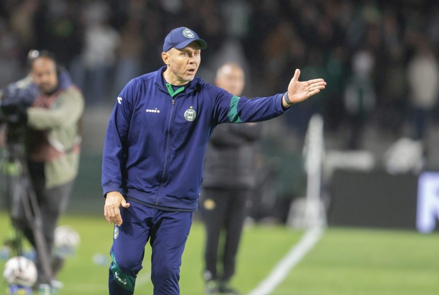 PR - CURITIBA - 25/09/2025 - BRASILEIRO B 2025, CORITIBA X CRICIUMA - Mozart tecnico do Coritiba durante partida contra o Criciuma no estadio Couto Pereira pelo campeonato Brasileiro B 2025. Foto: Hedeson Alves/AGIF